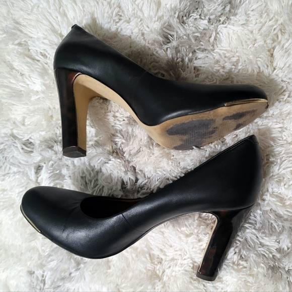 Banana Republic Gold Trim Black Leather Pump Heels Size 7 - Picture 2 of 10